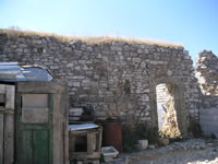 La cortina muraria che proteggeva la Rocca