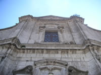 La facciata della Cattedrale al di sopra del portale, vista dal di sotto
