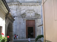 Il portale in pietra della Cattedrale dell'Assunta
