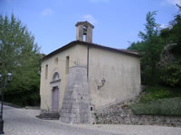 La facciata della chiesa della Madonna delle Grazie (vista laterale)