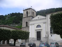 La facciata della chiesa dei Santi Pietro e Paolo, corredata da un imponente campanile