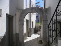 Angolo di Sant'Andrea di Conza, con in primo piano un portale in pietra
