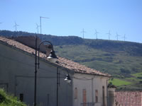 Pale dell'energia eolica che si vedono da Sant'Andrea di Conza