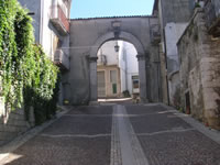L'Arco della Terrra, cui tramite si accedeva a Sant'Andrea di Conza, visto dal lato della strada che adduceva al paese