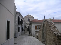 Un angolo del centro storico, con sullo sfondo la facciata della Cattedrale