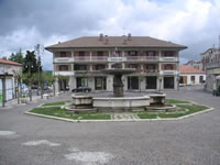 La fontana nella centrale Piazza De Sanctis