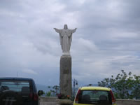 La statua della Madonna su di una colonna. Si trova di fronte al Municipio