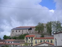 Il castello di Sant'Angelo dei Lombardi visto da lontano