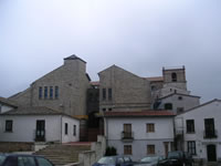 La parte posteriore della Cattedrale di Sant'Angelo dei Lombardi vista da lontano