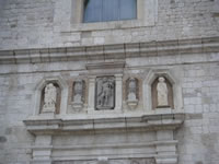 Le statue che compaiono sulla facciata della Catedrale di Sant'Angelo dei Lombardi