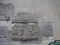 Un sepolcro nella parete esterna dell'ex Convento dei Francescani