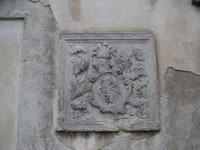 Stemma sulla facciata dell'ex Convento dei Francescani, accanto alla chiesa di San Marco