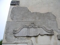 Una lapide che compare sulla facciata dell'ex Convento dei Francescani, accanto alla chiesa di San Marco
