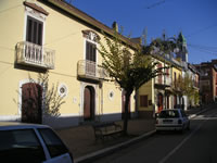 Un bel palazzo lungo la strada principale di S. Angelo all'Esca