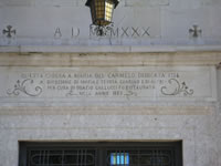 L'iscrizione che appare sopra il portale della chiesa della Madonna del Carmine