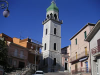 L'imponente torre campanaria che affianca la facciata della chiesa Parrocchiale di S. Michele Arcangelo