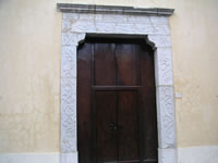 Il portale in pietra della chiesa di S. Antonio da Padova
