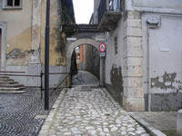 L'arco accanto al palazzo dei Baroni Amatucci