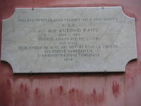 La lapide sulla facciata del palazzo Maffei che ricorda Antonio Maffei