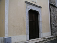 Il bel portale in pietra della chiesa di Sant'Antonio da Padova