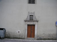 Il portale laterale in pietra della chiesa madre di Santa Paolina