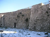 Le mura fin troppo restaurate del Castello 