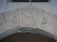 La parte superiore di un bel portale in pietra che reca la data del 1697