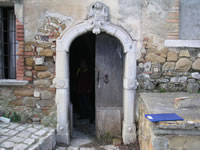 Il portale in pietra del palazzo Baronale