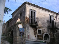 Un palazzo in rovina del centro storico di S. Arcangelo Trimonte