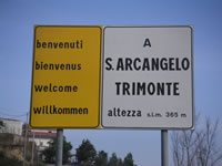 Il cartello di benvenuto che accoglie chi visita Sant'Arcangelo Trimonte