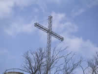 La croce metallica sul punto maggiormente elevato di Savignano Irpino