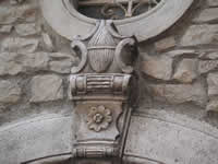 Un bellissimo stemma in pietra su un portale a Savignano Irpino