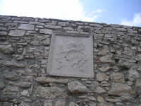 Lo stemma della famiglia Guevara sulla parete laterale del castello di Savignano Irpino