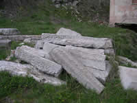 Alcuni massi ancora non risistemati nella struttura del castello di Savignano Irpino