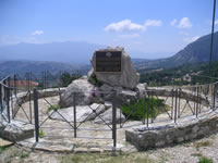 Il Monumento che ricorda la morte di alcuni avieri americani periti durante lo schianto di un bombardiere contro i monti di Senerchia
