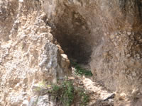 Una cavità nella roccia accanto alla Cappella della Madonna delle Grazie