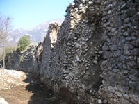 Mura della Civita di Ogliara viste dall'interno della struttura difensiva