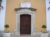 Il portale in pietra della Chiesa di San Luca, su cui insistono due iscrizioni, una in latino ed una in italiano