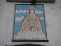 Una Madonna con Bambino che appare sulla facciata della Chiesa di San Nicola a Toppola