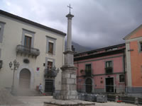 La colonna sormontata da una croce che si trova tra la Chiesa di S. Rocco ed il Palazzo Ducale Orsini
