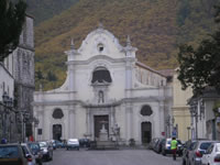 La facciata della Collegiata di San Michele Arcangelo