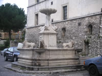 La Fontana che fronteggia la Collegiata di San Michele Arcangelo