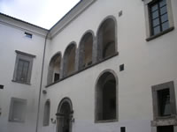 Un particolare del cortile interno del Palazzo Ducale Orsini