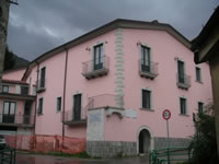 Il Palazzo Ronca, sulle cui pareti si trovano due lapidi, di cui una ricorda Gregorio Ronca