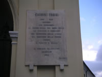 La lapide dedicata a Carmine Troisi che si trova sulla facciata del Convento di Santa Chiara
