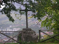 La Croce che fronteggia la Chiesa di San Francesco d'Assisi. Alla base della croce si legge "AD 1840"