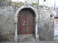 Un portale in pietra a San Sossio Baronia