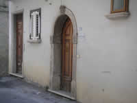 Un portale in pietra a San Sossio Baronia