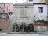 La graziosa fontana Tre Cannelle