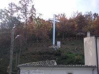 La croce che sovrasta la Cappella di S. Maria ad Nives
